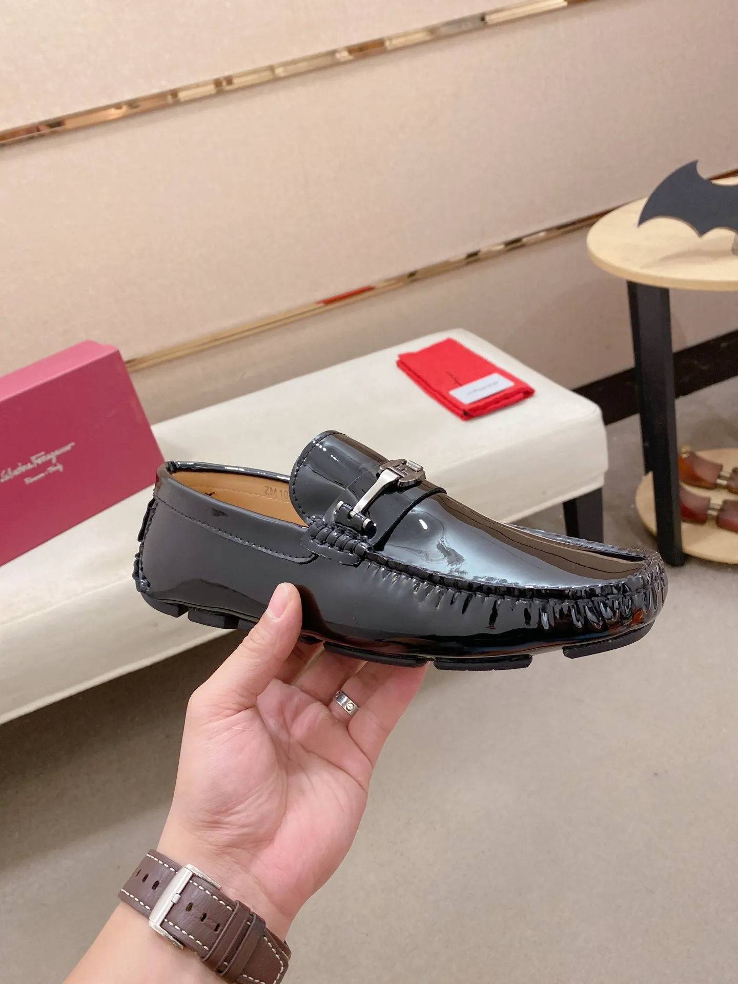 Factory price: 540💰High-end quality! Ferragamo🆕🆕Exclusive hot-selling products in stock🔥🔥New products on the shelves, high-quality Ferragamo men's pea shoes, high-end casual driving shoes, with complete packaging! 💪 💪 Material: imported first-layer cowhide 🐂 + imported high-quality water-dyed cowhide lining + wear-resistant outsole 👍🏻👍🏻 Features: high-end and comfortable, purely handmade 🚀 🚀 Create the perfect shoe that suits you best 🔥 🔥 Size: (38-44) 45 standard size can be customized!